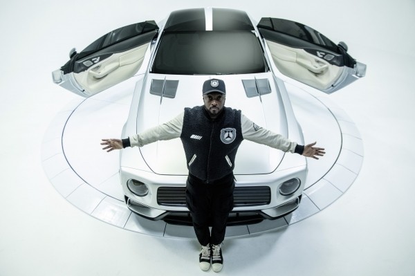 В пользу бедных: Mercedes-AMG и рэпер will.i.am представили купе The Flip с лицом «гелика» В пользу бедных: Mercedes-AMG и рэпер will.i.am представили купе The Flip с лицом «гелика»