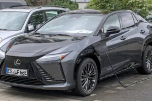 Полный обзор Lexus RZ 2022: Первый чистый электрокар японской легенды