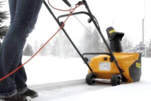 Электрическая снегоуборочная машина для дачи или загородного дома