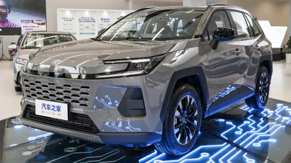 Toyota RAV4: подзаряжаемый гибрид в Японии и Wildlander в Китае