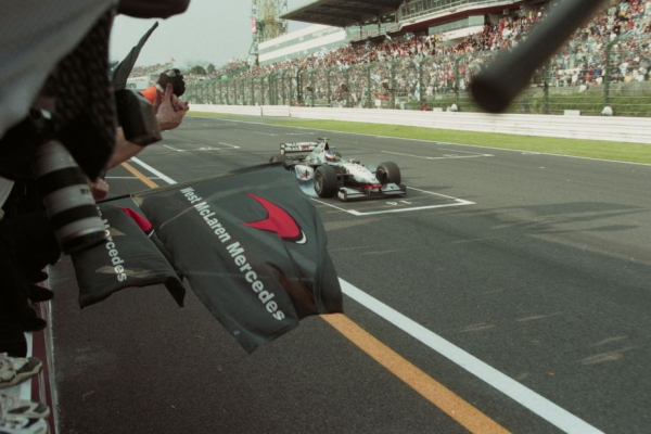 История чемпионской машины Макларена MP4/13 — Ньюи, особенности конструкции шасси и мотора Мерседес, шины Бриджстоун, Хаккинен История чемпионской машины Макларена MP4/13 — Ньюи, особенности конструкции шасси и мотора Мерседес, шины Бриджстоун, Хаккинен