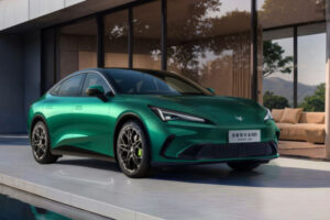 Обновленный седан Arcfox αS5 стал гибридом и позеленел