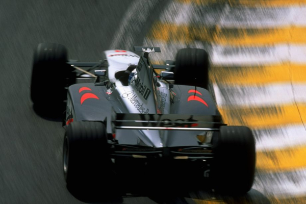 История чемпионской машины Макларена MP4/13 — Ньюи, особенности конструкции шасси и мотора Мерседес, шины Бриджстоун, Хаккинен История чемпионской машины Макларена MP4/13 — Ньюи, особенности конструкции шасси и мотора Мерседес, шины Бриджстоун, Хаккинен