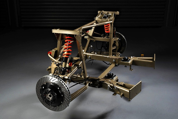 Рестомод 355 by Evoluto показался в серийном виде: новое шасси и два мотора на выбор Рестомод 355 by Evoluto показался в серийном виде: новое шасси и два мотора на выбор