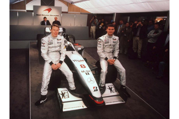 История чемпионской машины Макларена MP4/13 — Ньюи, особенности конструкции шасси и мотора Мерседес, шины Бриджстоун, Хаккинен История чемпионской машины Макларена MP4/13 — Ньюи, особенности конструкции шасси и мотора Мерседес, шины Бриджстоун, Хаккинен