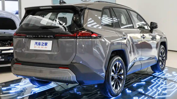 Toyota RAV4: подзаряжаемый гибрид в Японии и Wildlander в Китае