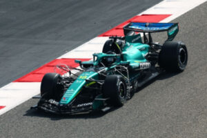 Почему Астон Мартин так плохо выступает на зимних тестах Формулы-1: мотор Хонды, коробка передач, настройки, ненадёжность болида