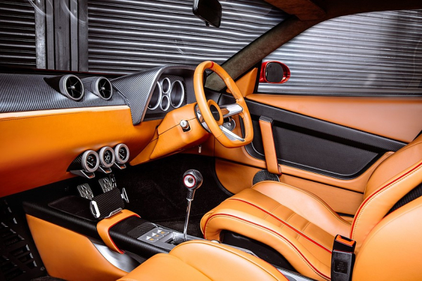 Рестомод 355 by Evoluto показался в серийном виде: новое шасси и два мотора на выбор Рестомод 355 by Evoluto показался в серийном виде: новое шасси и два мотора на выбор