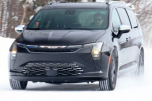 Показана внешность обновленного минивэна Chrysler Pacifica