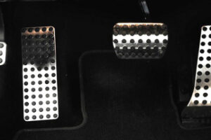 Где расположен газ и тормоз на машине с автоматической коробкой передач