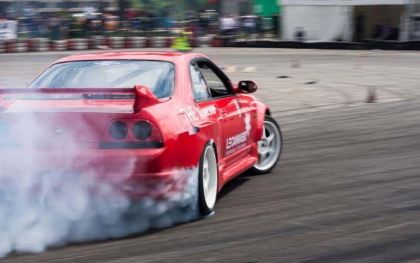 Как правильно дрифтовать на автомате