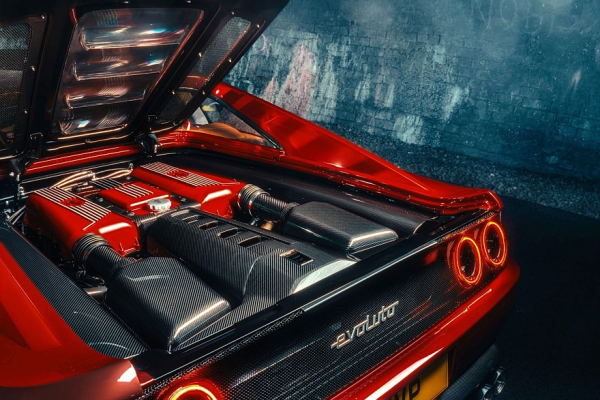 Рестомод 355 by Evoluto показался в серийном виде: новое шасси и два мотора на выбор Рестомод 355 by Evoluto показался в серийном виде: новое шасси и два мотора на выбор