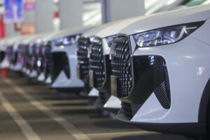 Ключевую ставку понизили до 15,5%. Как это повлияет на авторынок и цены