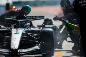 Тесты Формулы-1 в Бахрейне: Мерседес опередил Феррари, Макларен и Ред Булл, у Астон Мартин — проблемы