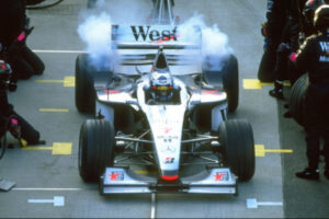 История чемпионской машины Макларена MP4/13 — Ньюи, особенности конструкции шасси и мотора Мерседес, шины Бриджстоун, Хаккинен