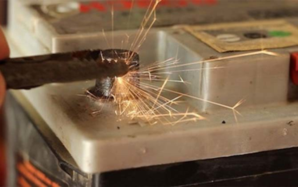 Как правильно заводить машину с автоматической коробкой передач и что делать если сел аккумулятор