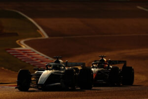 Первый день тестов Формулы-1 в Бахрейне: Норрис показал лучшее время, у Астон Мартин проблемы