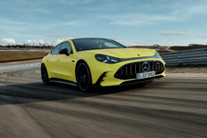 Представлен новый Mercedes-AMG GT с имитацией V8 и меняющей цвет крышей