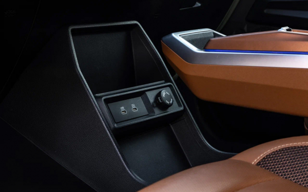 
            Битва континентов. Мы сравнили Geely Monjaro и KGM Torres
        