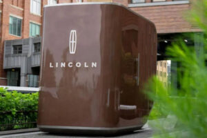 Lincoln показал кабинку для «перезагрузки», напоминающую уличный туалет