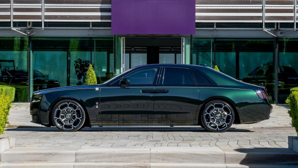 Уникальный Rolls-Royce Ghost: юбилейный автогонщик