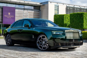 Уникальный Rolls-Royce Ghost: юбилейный автогонщик