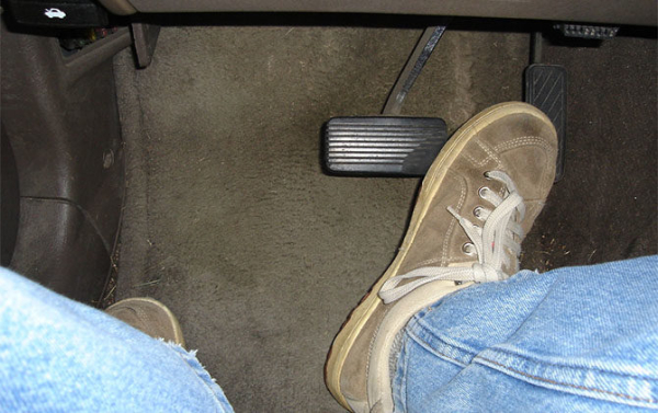 Где расположен газ и тормоз на машине с автоматической коробкой передач