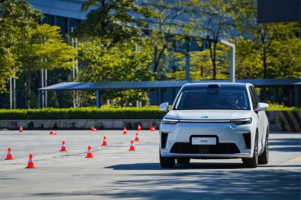 500 сил, чёрный орех и 11 слоёв: первый тест-драйв GAC S9