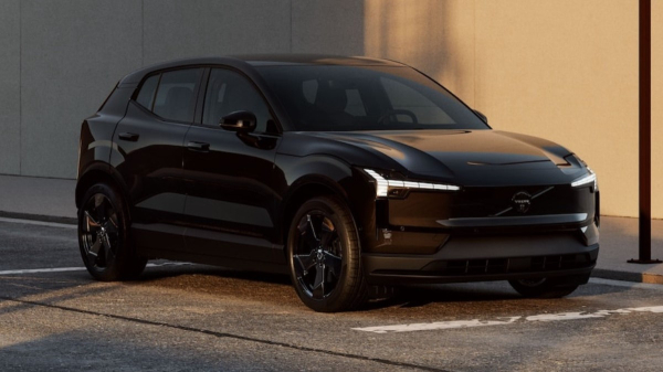 Кроссовер Volvo EX30 обрел новую базовую версию и почернел