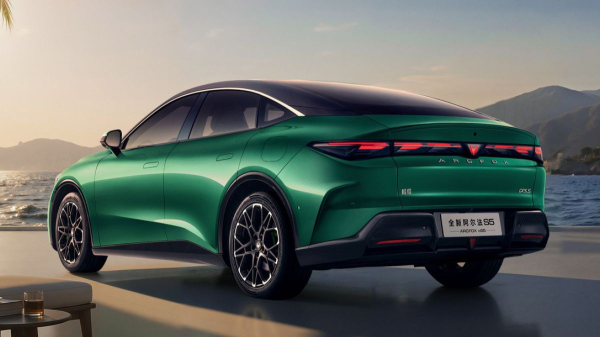 Обновленный седан Arcfox αS5 стал гибридом и позеленел Обновленный седан Arcfox αS5 стал гибридом и позеленел