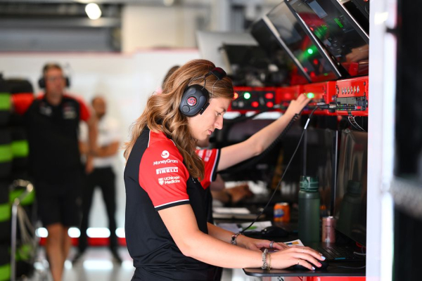 Шестой поворот трассы Альберт-парк переименуют в честь гоночного инженера Хааса Лауры Мюллер и Ханны Шмитц из Ред Булл