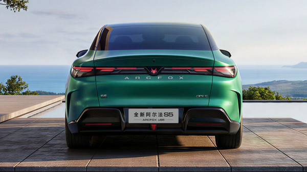 Обновленный седан Arcfox αS5 стал гибридом и позеленел Обновленный седан Arcfox αS5 стал гибридом и позеленел