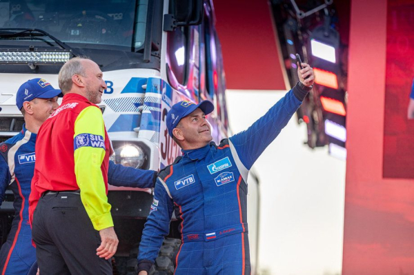 Интервью с гонщиком КАМАЗ-мастер Андреем Каргиновым — победы на Дакаре, финиш на трёх колёсах, чем сейчас занимается, биография Интервью с гонщиком КАМАЗ-мастер Андреем Каргиновым — победы на Дакаре, финиш на трёх колёсах, чем сейчас занимается, биография