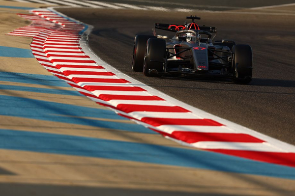 Тесты Формулы-1 в Бахрейне: Мерседес опередил Феррари, Макларен и Ред Булл, у Астон Мартин &mdash; проблемы