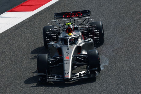 Первый день тестов Формулы-1 в Бахрейне: Норрис показал лучшее время, у Астон Мартин проблемы