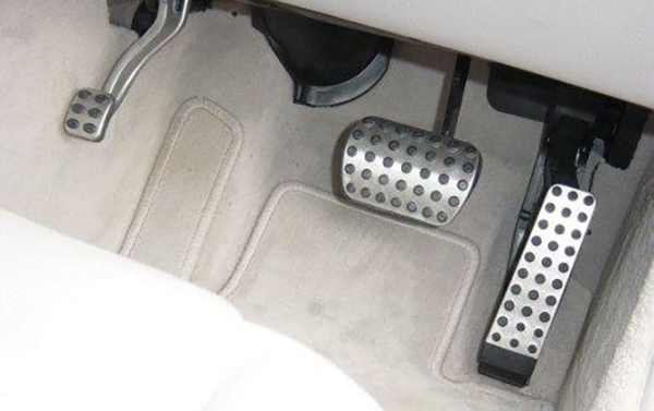 Где расположен газ и тормоз на машине с автоматической коробкой передач