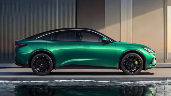 Обновленный седан Arcfox αS5 стал гибридом и позеленел Обновленный седан Arcfox αS5 стал гибридом и позеленел