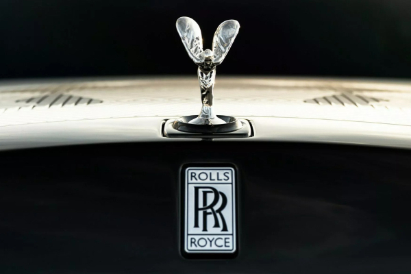 Уникальный Rolls-Royce Phantom Arabesque обрел лазерную гравировку на капоте
