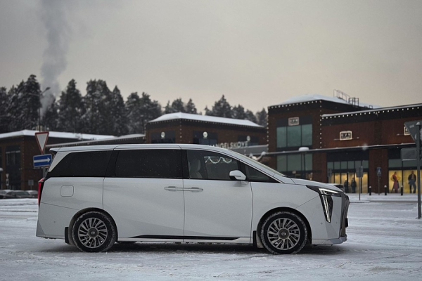 Ложа для двоих: тест-драйв GAC M8 Lounge с телевизором и холодильником Ложа для двоих: тест-драйв GAC M8 Lounge с телевизором и холодильником