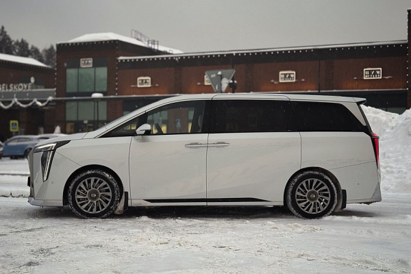 Ложа для двоих: тест-драйв GAC M8 Lounge с телевизором и холодильником Ложа для двоих: тест-драйв GAC M8 Lounge с телевизором и холодильником