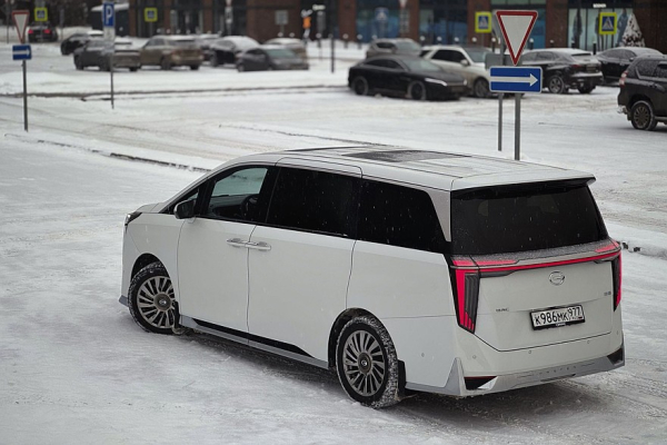 Ложа для двоих: тест-драйв GAC M8 Lounge с телевизором и холодильником Ложа для двоих: тест-драйв GAC M8 Lounge с телевизором и холодильником