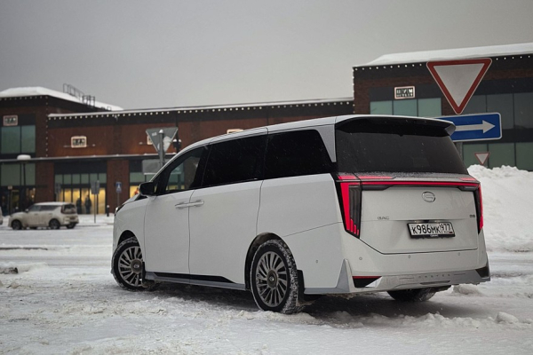 Ложа для двоих: тест-драйв GAC M8 Lounge с телевизором и холодильником Ложа для двоих: тест-драйв GAC M8 Lounge с телевизором и холодильником